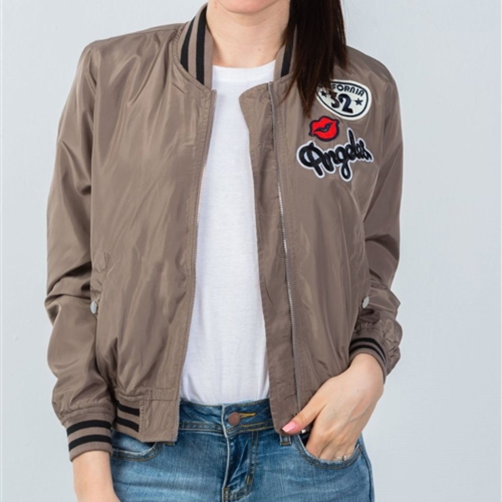 WOMEN'S FRONT ZIP PATCH BOMBER JACKET W/SNAP POCKE